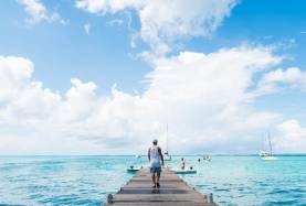 Blik over zee op Sint Maarten