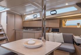 Woonruimte en kombuis op Sunsail 41.1 monohull met 3 cabines