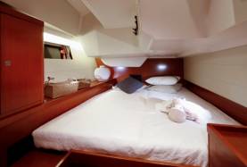 Oceanis 48 cabin