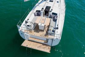 sunsail-42-1-2400x1350-deck