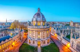 Evening-skyline-panorama-of-Oxford-city-in-England