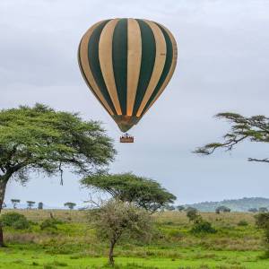Heissluft-Ballon über der grünen Savanne der Serengeti