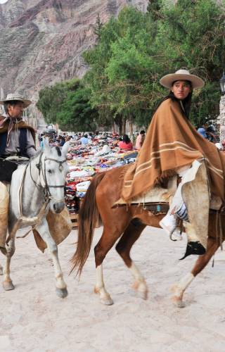 Gauchos zu Pferde in Purmamarca in der Provinz Jujuy Argentinien