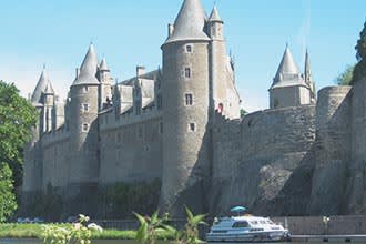 Schloss Josselin und ein Le Boat Hausboot