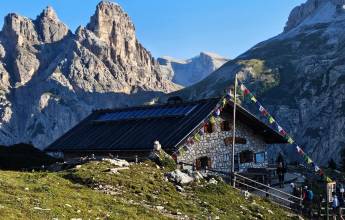 Classic Dolomites Hikes – Premium Adventure