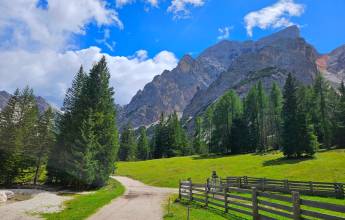 Classic Dolomites Hikes – Premium Adventure