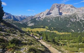 Classic Dolomites Hikes – Premium Adventure