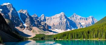 Blå sjö och snötäckta berg vid Moraine Lake i Banff National Park, Kanada