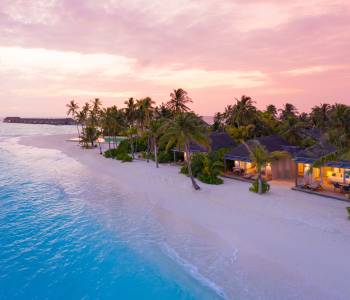 Baglioni Resort Malediven Drone Aufnahme bei Sonnenuntergang