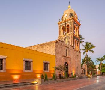 Blick auf die Missionskirche in Loreto, Baja California Sur, Mexiko bei Sonnenuntergang.