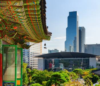 Bongeunsa Tempel vor dem Hintergrund der Wolkenkratzer im Gangnam Viertel von Seoul, Südkorea