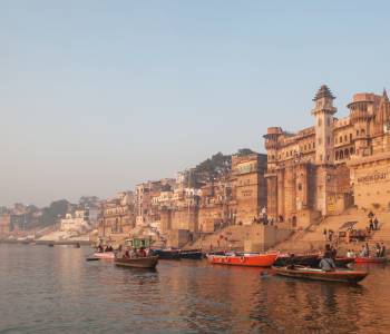 Blick vom Fluss auf Varanasi in der Abendstimmung