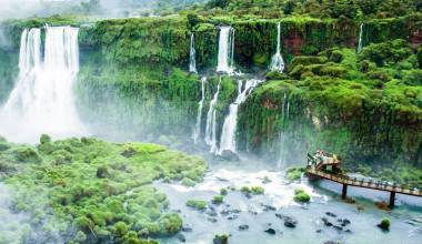 Die Iguazu Fälle markieren die Grenze von Brasilien und Argentinien