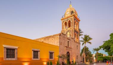 Blick auf die Missionskirche in Loreto, Baja California Sur, Mexiko bei Sonnenuntergang.