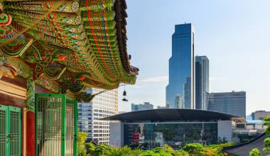 Bongeunsa Tempel vor dem Hintergrund der Wolkenkratzer im Gangnam Viertel von Seoul, Südkorea