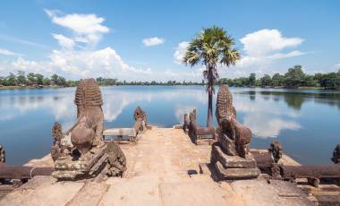 landing-stage of Srah Srang baray with its nāga balaustrades and stone lions, Angkor, Cambodia, Asia