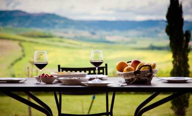 lunch-with-a-view-table-against-beautiful-landscape-in-Tuscany