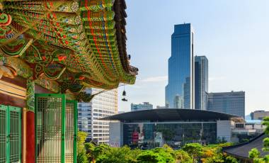 Bongeunsa Tempel vor dem Hintergrund der Wolkenkratzer im Gangnam Viertel von Seoul, Südkorea
