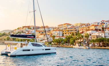 Moorings Segelkatamaran vor Anker in Griechenland