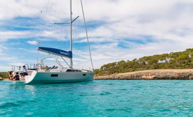 Familie op Sunsail 41.1 monohull met 3 cabines