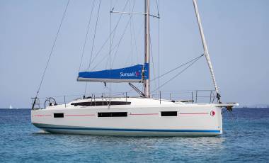 sunsail_41.0-3_cabin_2_head_2400x1350_2