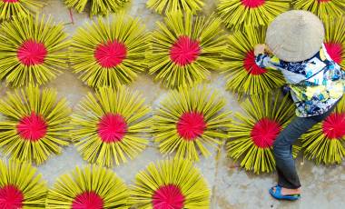 Incense giving, Vietnam
