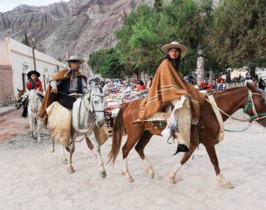 Gauchos zu Pferde in Purmamarca in der Provinz Jujuy Argentinien
