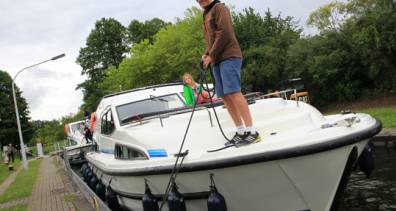 Mit dem Hausboot in der Schleuse