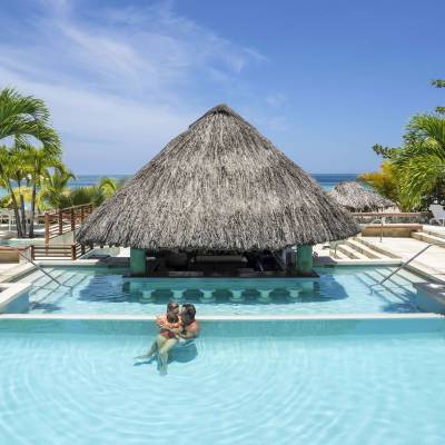 Swim-up pool bar