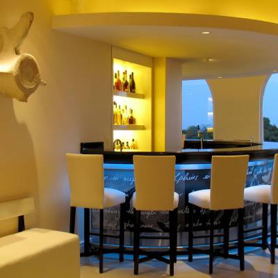 a chair sitting in front of a mirror