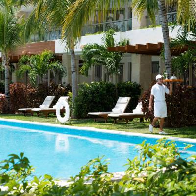Pool and beach waiter service