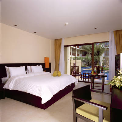 a bedroom with a bed in a hotel room