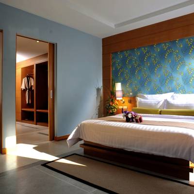 a bedroom with a bed in a hotel room