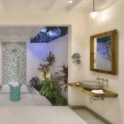 Deluxe beach villa bathrrom
