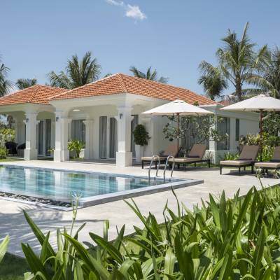 a group of lawn chairs sitting on top of a building