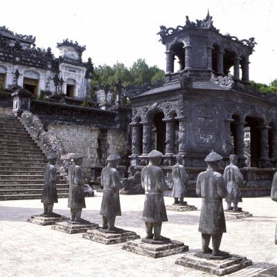 Khai Ding Tomb, Mandarin Statues