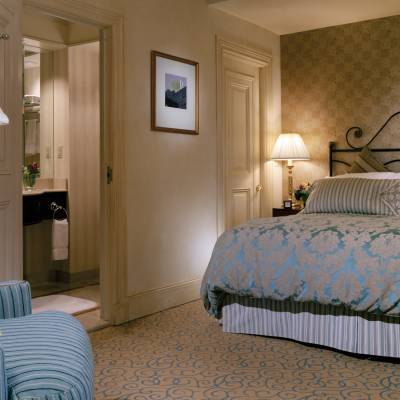 a bedroom with a bed in a hotel room