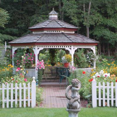 a garden in front of a building