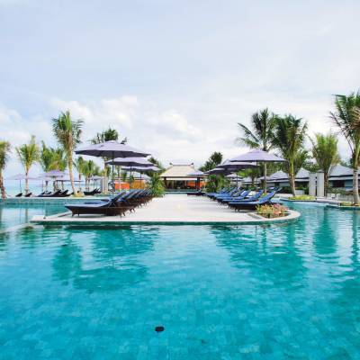 a small boat in a pool of water