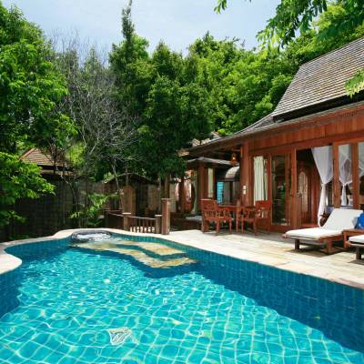 a group of lawn chairs sitting on top of a swimming pool