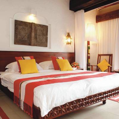 a bedroom with a bed and desk in a hotel room