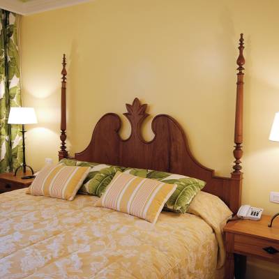 a bedroom with a bed in a hotel room