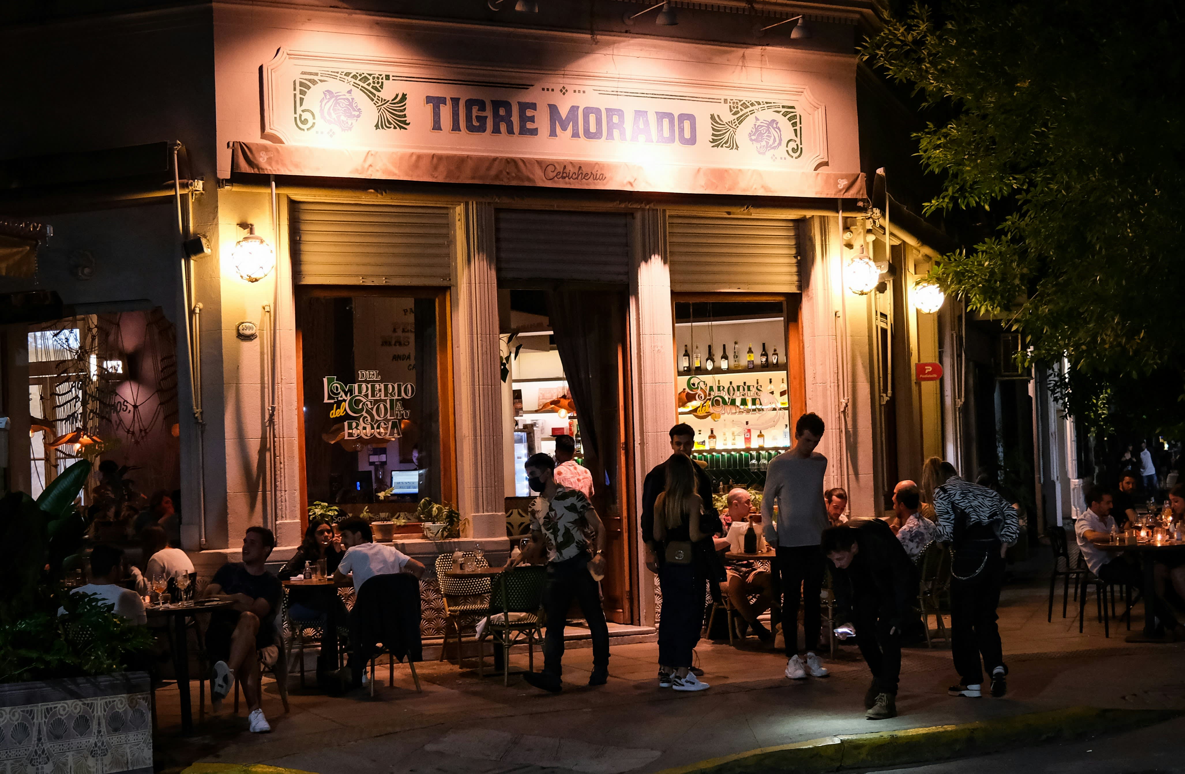 Aufnahme einer nächtlichen Strassenszene vor dem Restaurant Tigre Morado in Buenos Aires