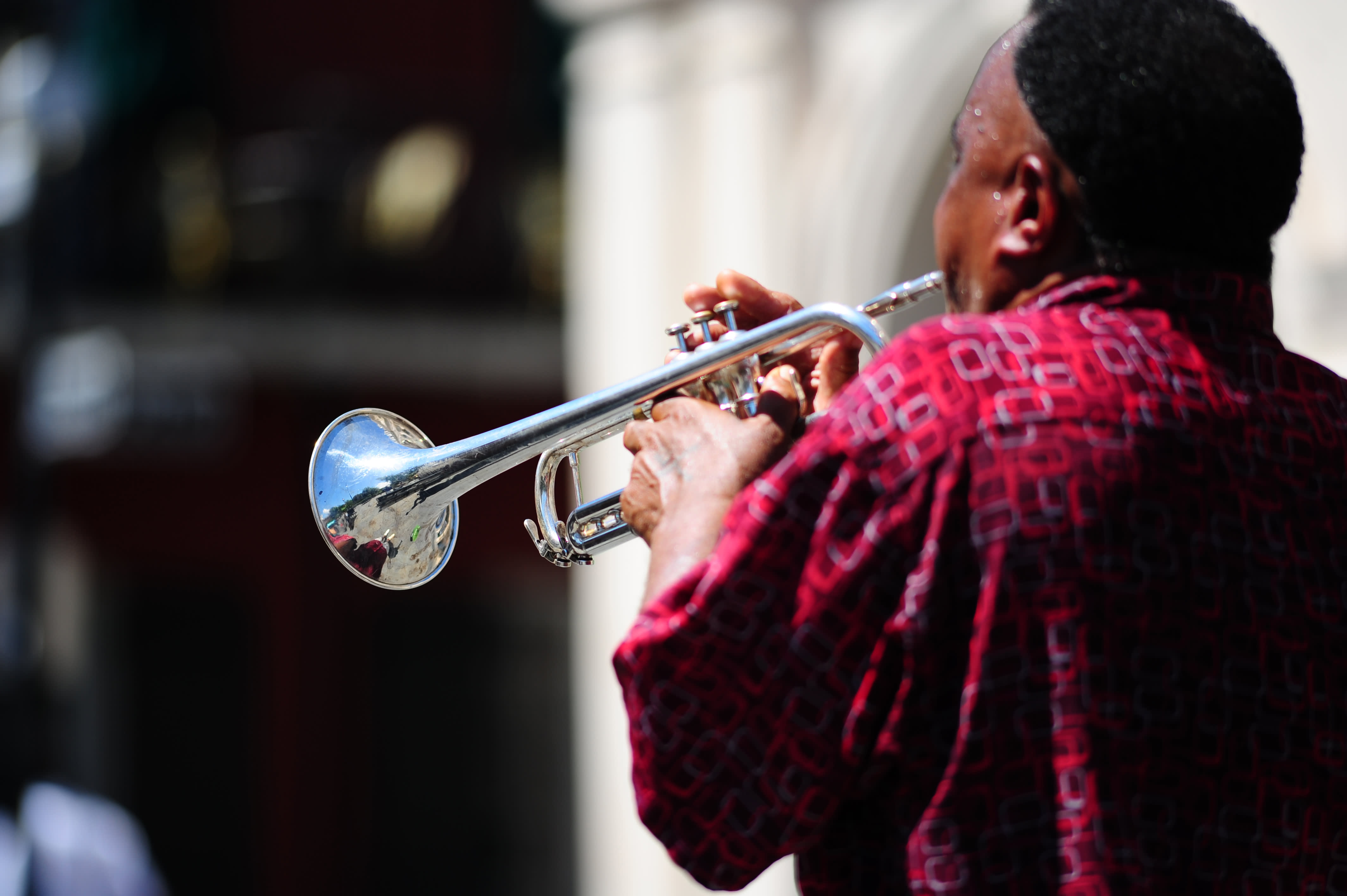Nahaufnahme eines Strassenkünstlers beim Trompetenspiel in New Orleans