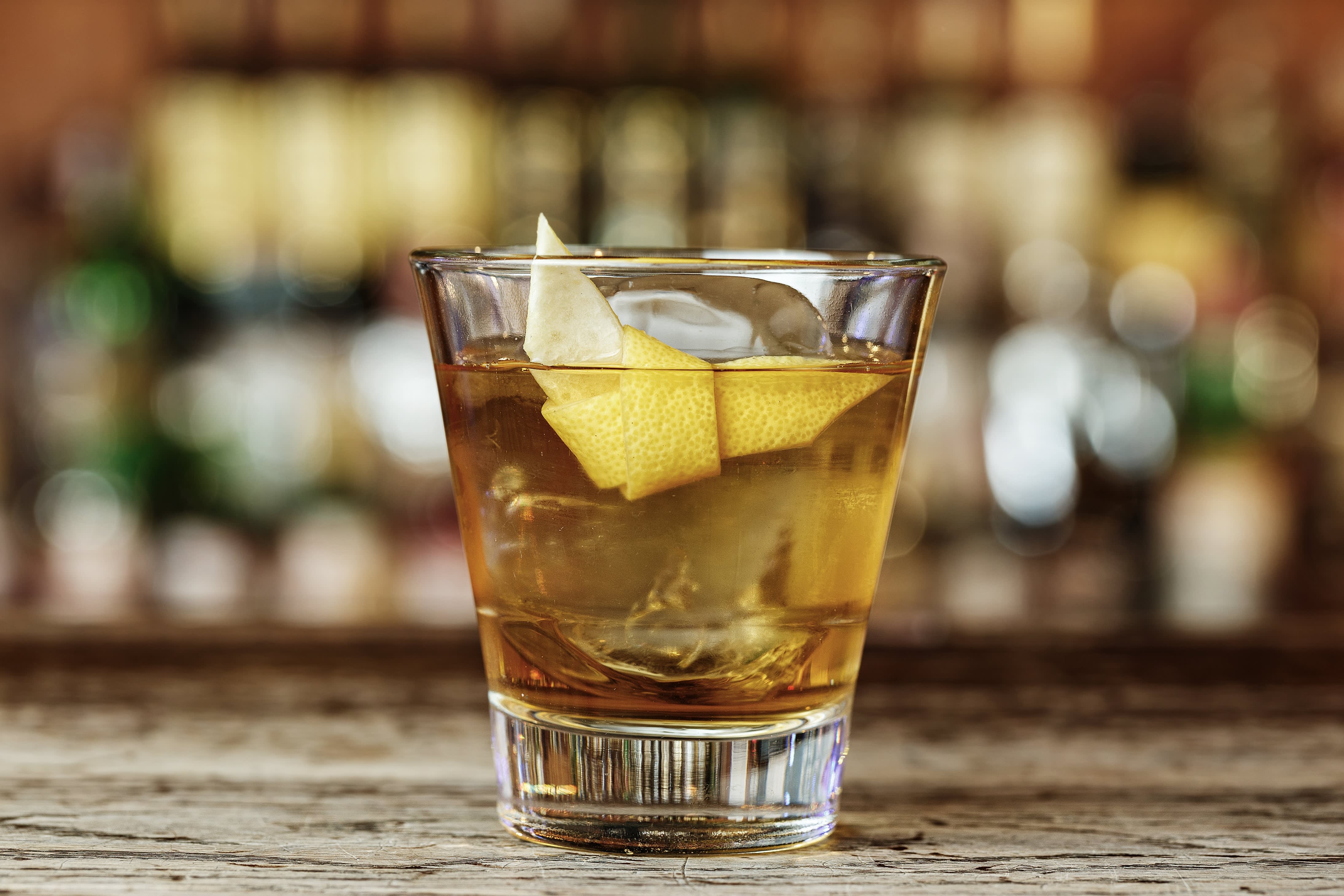 Nahaufnahme des Sazerac Cocktails. 