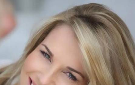 a close up of a woman
