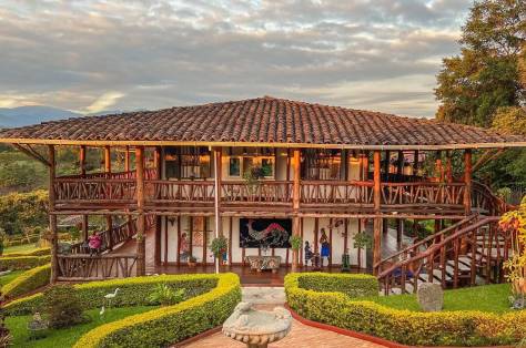 Colombia: Culture, Coffee & Caribbean