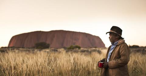 Australsk aboriginal ser på Ayers Rock (Uluru), Northern Territory, Australien