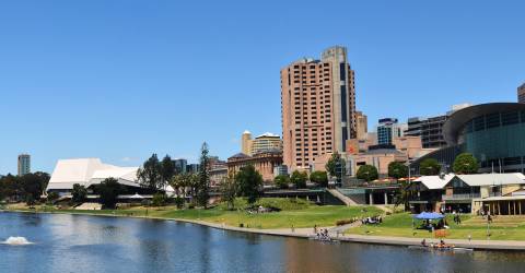 En panoramaudsigt over Adelaide-skyline fra floden Torrens, Australien