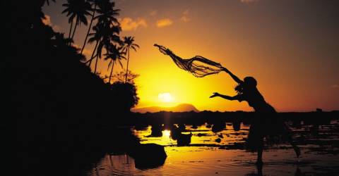 Kvinna som dansar på strand i solnedgång, Fiji